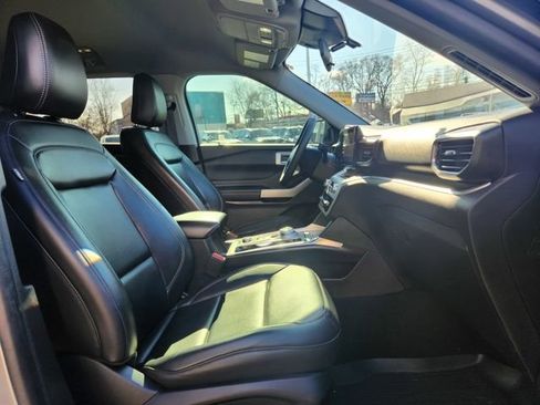 Used 2022 Ford Explorer XLT w/ Equipment Group 202A image 12