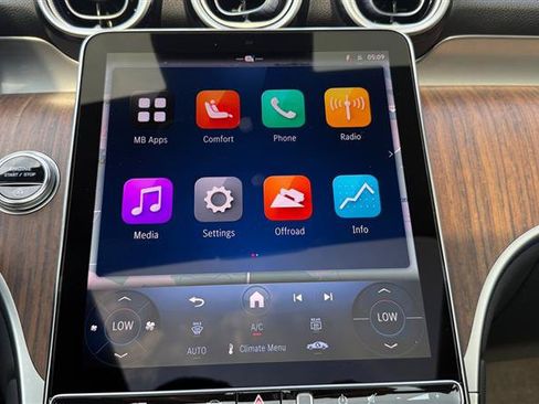 Used 2025 Mercedes-Benz GLC 300 4MATIC image 24