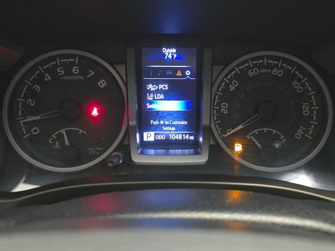 Used 2018 Toyota Tacoma SR5 AWD/4WD image 12