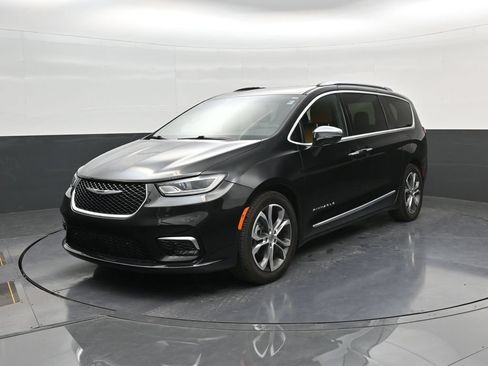 Used 2022 Chrysler Pacifica Pinnacle FWD image 4