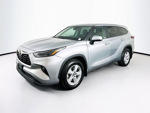 Used 2024 Toyota Highlander LE image 3