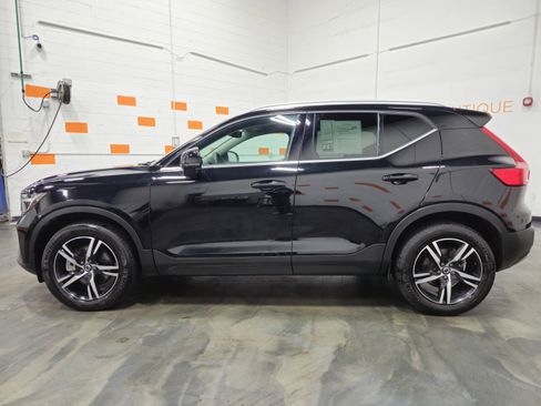 Used 2024 Volvo XC40 B5 Core image 14