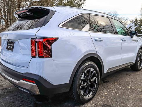 Certified 2025 Kia Sorento S image 6