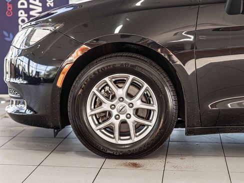 Used 2022 Chrysler Voyager LX image 9