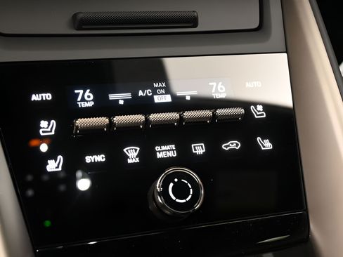 Certified 2025 Porsche Macan Turbo Electric AWD/4WD image 14