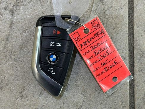 Used 2021 BMW 330e w/ Convenience Package image 32