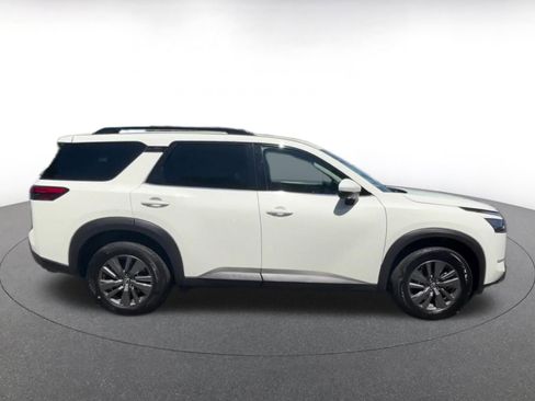 Used 2025 Nissan Pathfinder SV image 16
