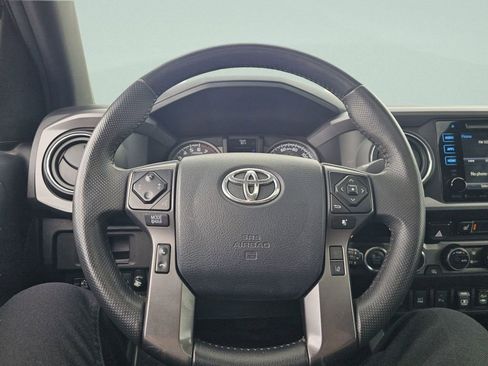 Used 2018 Toyota Tacoma TRD Off-Road AWD/4WD image 32