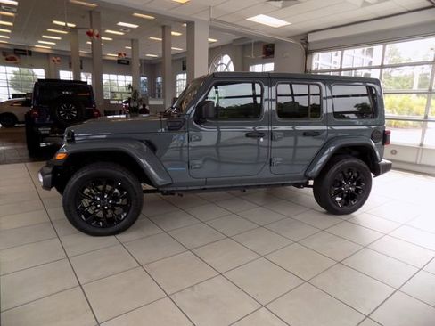 Certified 2025 Jeep Wrangler Unlimited Sahara w/ Safety Group AWD/4WD image 4