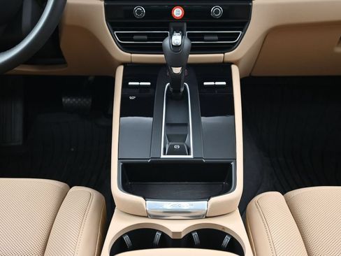Certified 2026 Porsche Macan AWD/4WD image 10