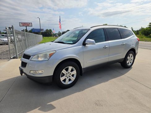 Used 2012 Chevrolet Traverse LT FWD image 2