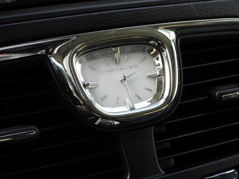 Used 2014 Chrysler Town & Country Touring-L image 40