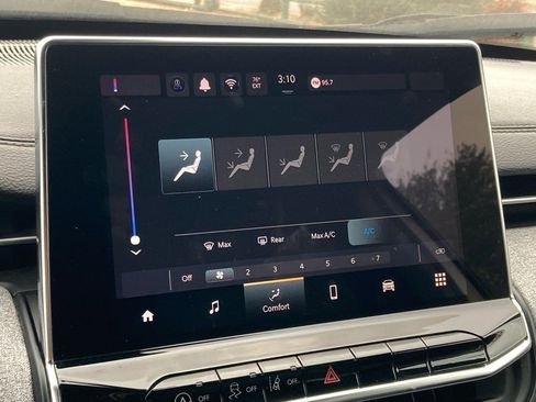 Used 2024 Jeep Compass Latitude image 18