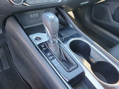 Used 2024 Nissan Altima 2.5 SV image 11