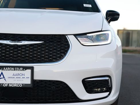 New 2026 Chrysler Pacifica Select image 5