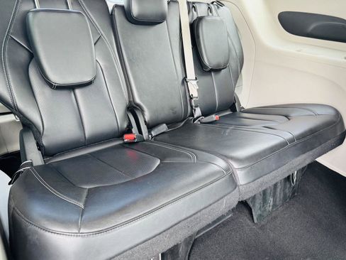 Used 2023 Chrysler Pacifica Touring-L image 32