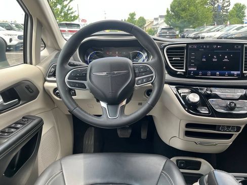 Used 2023 Chrysler Pacifica Touring-L FWD image 19