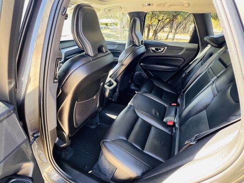 Used 2020 Volvo XC60 T5 Momentum w/ Protection Package Premier image 21