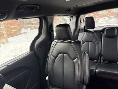 Used 2025 Chrysler Pacifica Select image 37