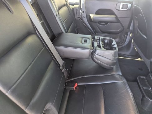 Used 2019 Jeep Wrangler Unlimited Sahara image 14