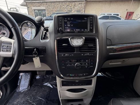 Used 2016 Chrysler Town & Country Touring-L FWD image 31