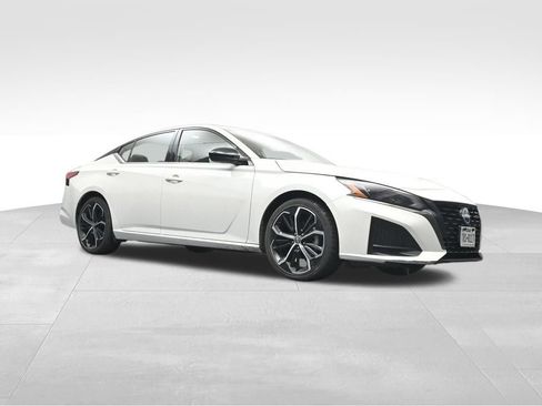 Used 2024 Nissan Altima 2.5 SR FWD image 15