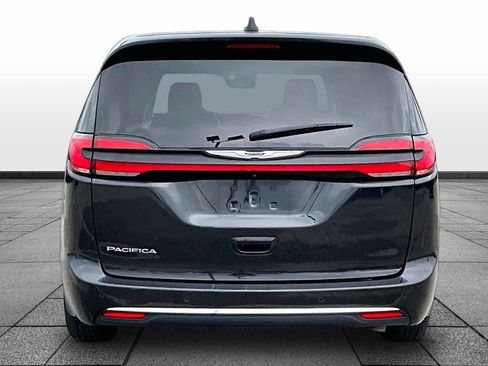 Used 2023 Chrysler Pacifica Touring-L FWD image 3