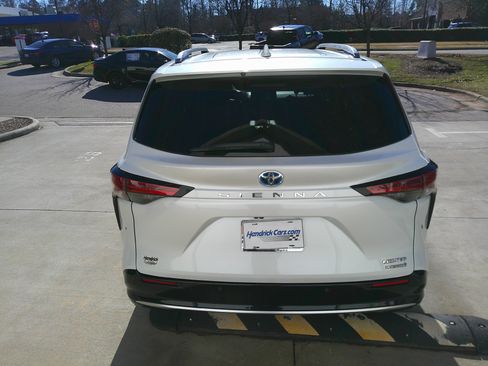 Used 2022 Toyota Sienna Limited image 11