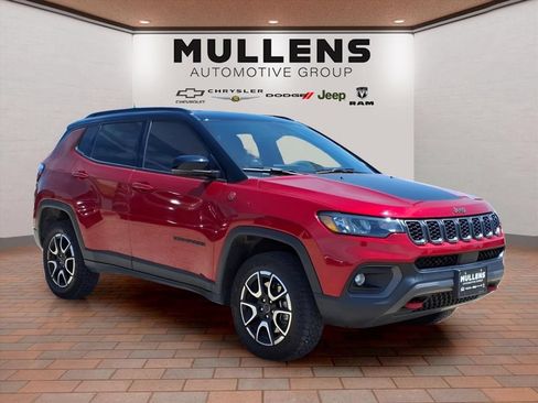 Used 2025 Jeep Compass Trailhawk AWD/4WD image 3