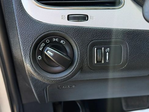 Used 2020 Dodge Journey SE w/ SE Popular Equipment Group FWD image 30