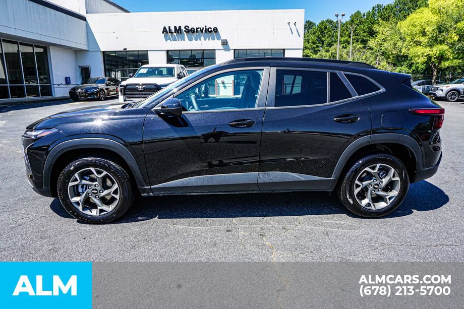 Used 2025 Chevrolet Trax LT FWD image 6