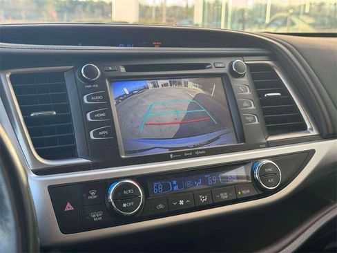 Used 2018 Toyota Highlander LE image 16
