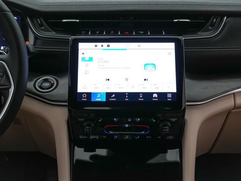 Used 2023 Jeep Grand Cherokee Limited w/ Luxury Tech Group II AWD/4WD image 15
