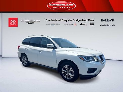 Used 2020 Nissan Pathfinder SV image 1