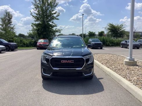 Used 2023 GMC Terrain SLE w/ Driver Convenience Package AWD/4WD image 2