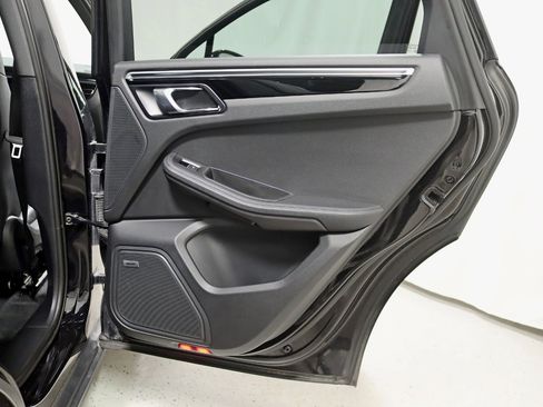 Used 2021 Porsche Macan image 34