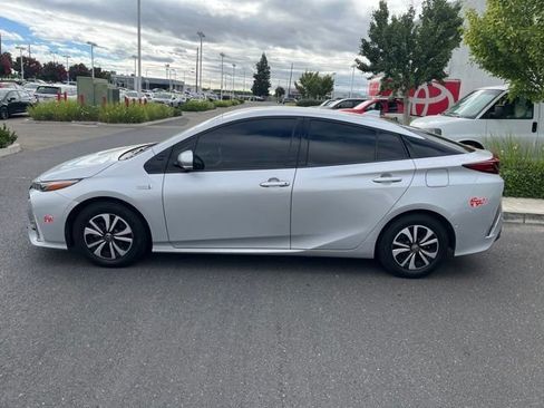 Used 2017 Toyota Prius Prime Advanced w/ Carpet Mat Package FWD image 8