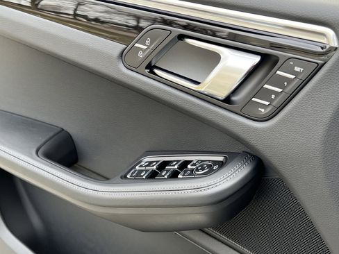 Certified 2025 Porsche Macan Turbo image 31