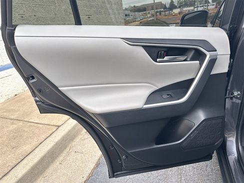 Used 2022 Toyota RAV4 XLE Premium image 22