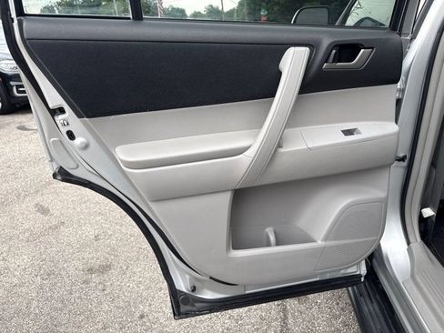Used 2013 Toyota Highlander Plus AWD/4WD image 13