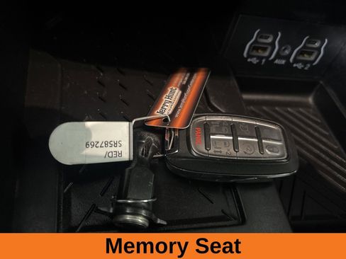 Used 2025 Chrysler Pacifica Limited FWD image 19