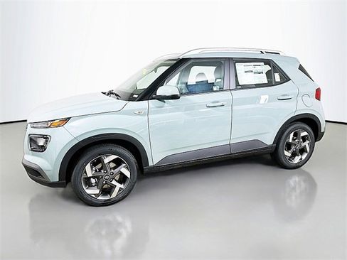 Used 2025 Hyundai Venue SEL image 3
