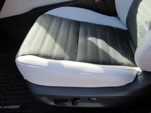 Used 2025 Mitsubishi Outlander SE FWD image 23
