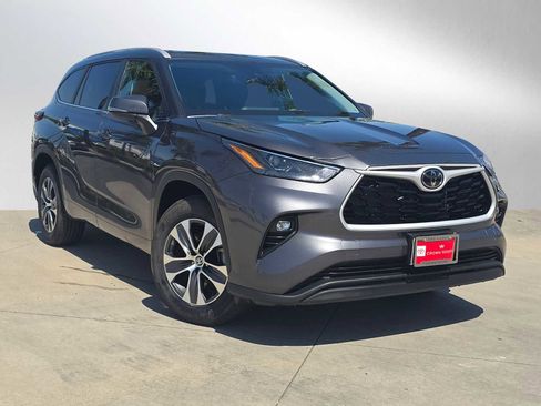 Certified 2025 Toyota Highlander XLE FWD image 1