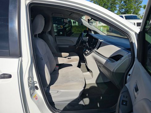 Used 2019 Toyota Sienna L w/ Carpet Mat Package FWD image 32