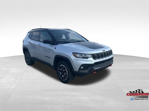 Used 2025 Jeep Compass Trailhawk AWD/4WD image 8