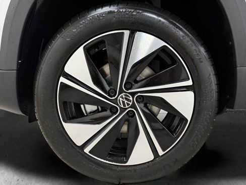 New 2025 Volkswagen Taos SE image 21