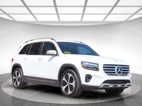 Used 2024 Mercedes-Benz GLB 250 image 3