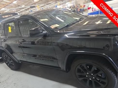 Used 2018 Jeep Grand Cherokee Altitude AWD/4WD image 3