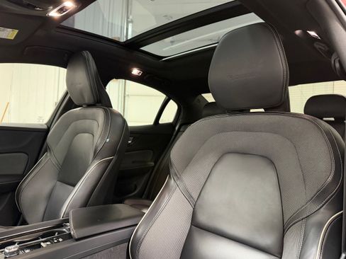 Used 2019 Volvo S60 T6 R-Design image 5